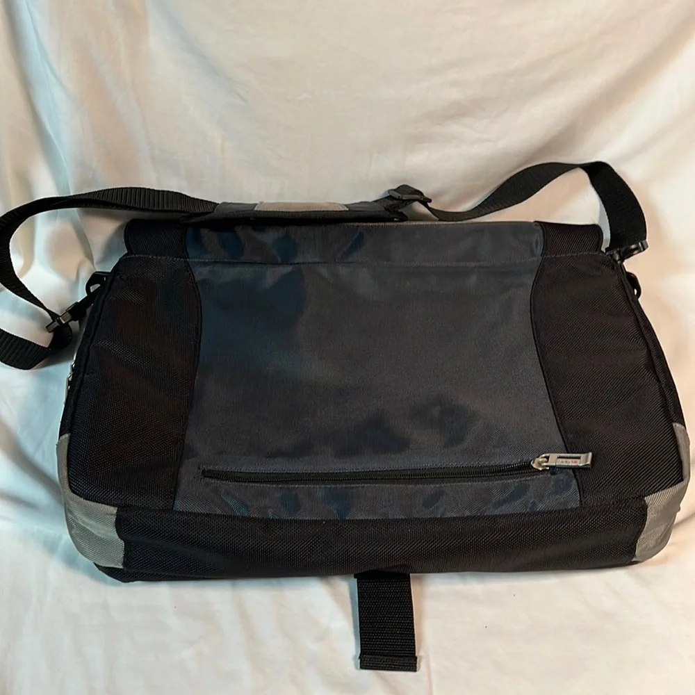 Solo Active 17 Inch Laptop Messenger Bag, Grey/Black